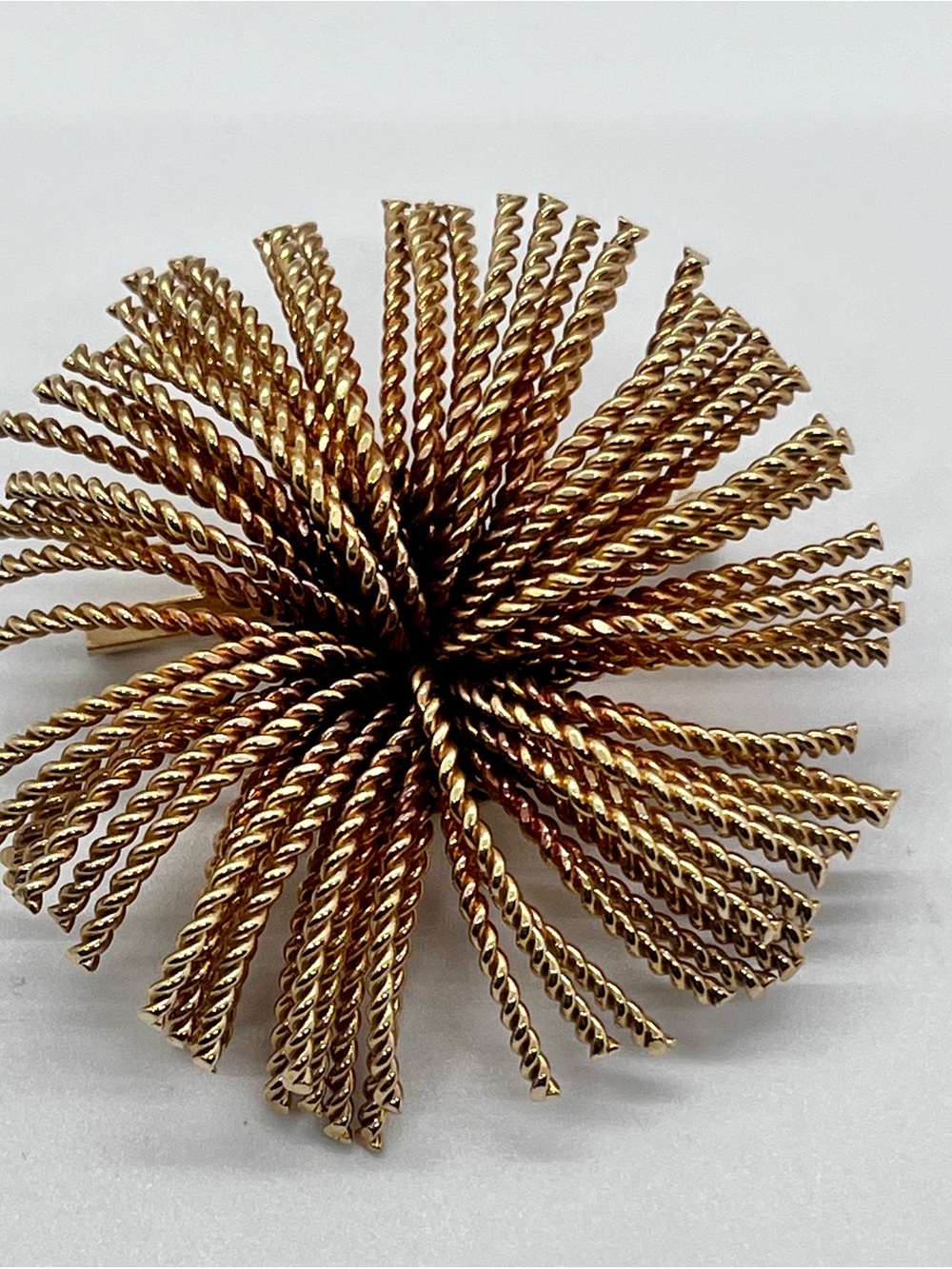 Source Unknown Gold-Tone Twisted Rope Burst Brooch